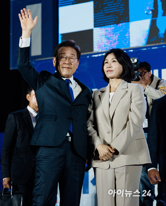 이재명 제 21대 대통령 당선인이 부인 김혜경 여사와 함께 4일 오전 국회 앞에 설치된 축하 무대에서 인사하고 있다. [사진=곽영래 기자]