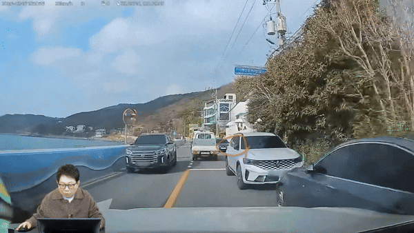 불법 주차 차량으로 통행이 어려운 상황에서 발생한 사고의 과실 비율과 관련해 전문가 설명이 제시됐다. 사진은 사고 직전 장면. [사진=유튜브 @한문철TV]