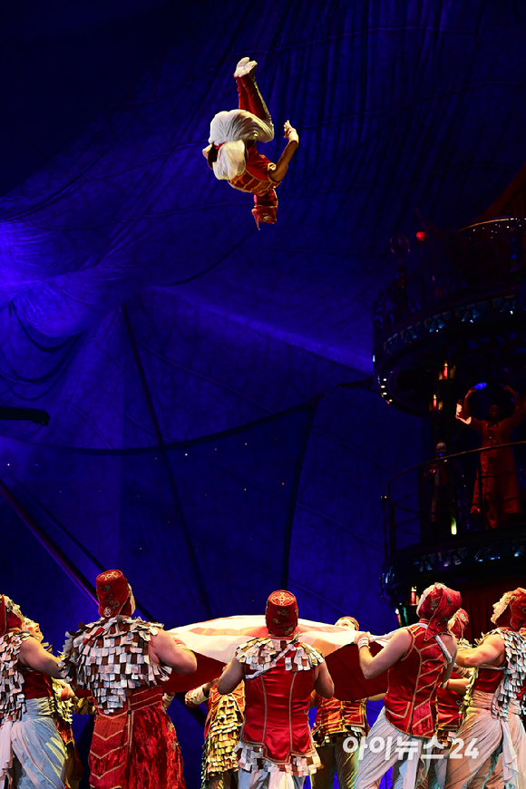 15일 오후 서울 잠실종합운동장 내 빅탑에서 열린 태양의서커스 '쿠자(KOOZA)' 프레스 컨퍼런스에서 배우들이 환상적인 무대를 선보이고 있다. [사진=정소희 기자]
