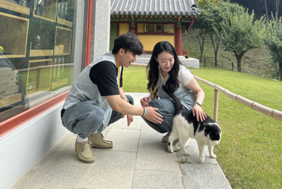 지난 9일~10일 강원 양양 낙산사에서 대한불교 조계종이 주최하는 커플 매칭 템플스테이 '나는 절로' 5기가 진행됐다. 사진은 5기에 참가한 한 남녀의 모습. [사진=조계종사회복지재단]