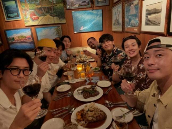 BTS 뷔→박서준, 우가팸 완전체 모였다...훈남들의 하와이 여행