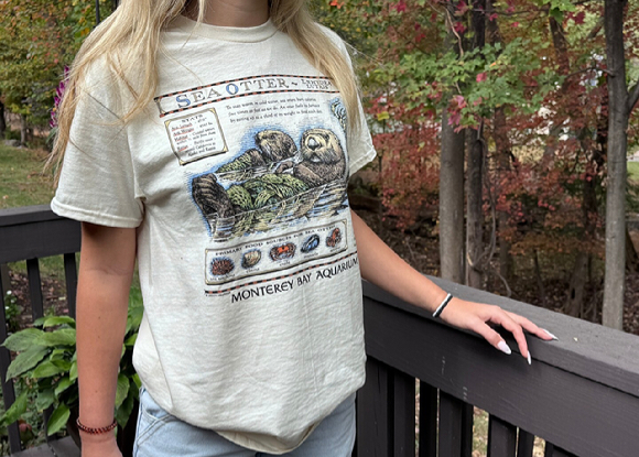 테일러 스위프트가 착용하면서 관심을 끈 후 다시 출시된 미국 캘리포니아주 몬터레이 베이 아쿠아리움의 해달 티셔츠. [사진=AP 연합뉴스]