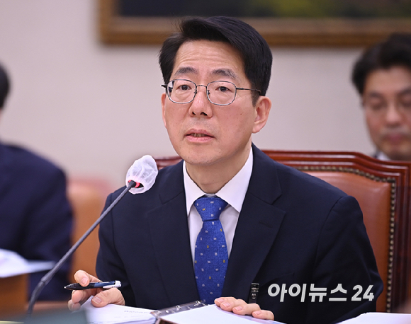 황종우 해양수산부 장관 후보자가 23일 국회 농림축산식품해양위원회에서 열린 인사청문회에서 질의에 답변하고 있다.