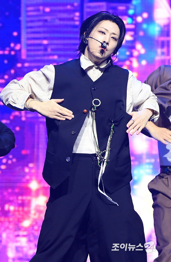 그룹 위아이 유용하가 29일 오후 서울 광진구 예스24라이브홀에서 열린 위아이(WEi) 여덟 번째 미니앨범 '원더랜드' 발매 기념 쇼케이스에 참석해 타이틀곡 '홈' 무대를 선보이고 있다. [사진=정소희 기자]