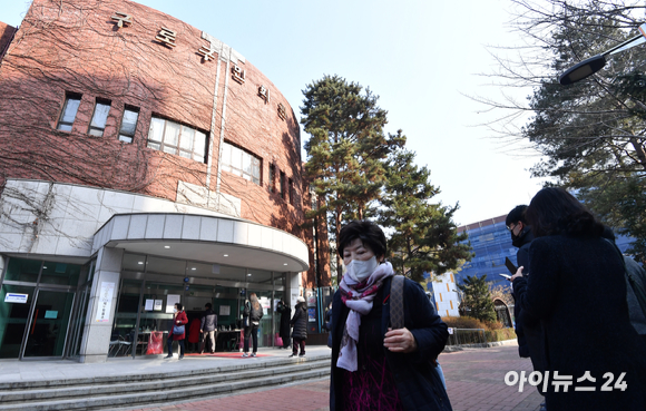 제20대 대통령 선거일인 9일 오전 서울 구로구 구로구민회관에 마련된 구로5동 제4투표소에서 유권자들이 투표를 하기 위해 줄을 서서 기다리고 있다. [사진=김성진 기자]