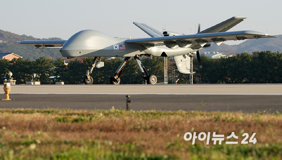 12일 포항 해상에 위치한 해군 독도함에서 실시된 '대형플랫폼 함정 무인기 운용 전투 실험' 에서 미국 제너럴 아토믹스(General Atomics)에서 개발 중인 고정익 무인기 모하비(Mojave)가  비행을 마치고 포항공항으로 착륙하고 있다. [사진=사진공동취재단]