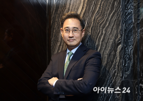 '제3회 아이뉴스24 소셜 D&middot;N&middot;A 혁신상' 시상식에서 '포용상'을 수상한 액트노바의 김대수 교수가 8일 아이뉴스24와 진행된 인터뷰에 앞서 포즈를 취하고 있다. [사진=정소희 기자]