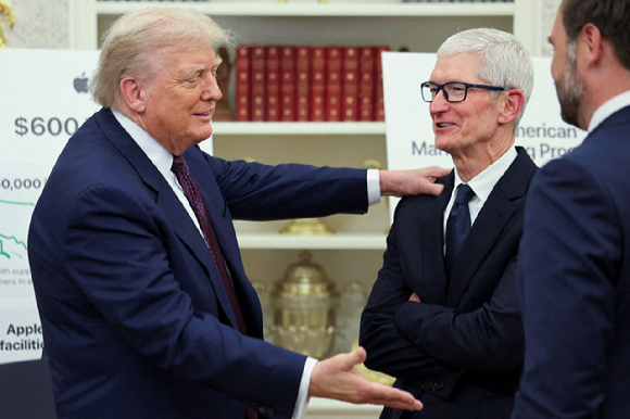 도널드 트럼프 미국 대통령과 팀 쿡 애플 CEO가 6일(현지시간) 미국 워싱턴 D.C. 백악관 집무실에서 애플의 미국 제조업에 대한 1000억 달러 투자 발표를 기념해 악수를 하고 있다. [사진=로이터 연합뉴스]