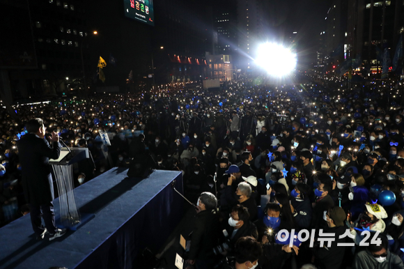 이재명 더불어민주당 대선 후보가 8일 오후 서울 광화문 청계광장에서 열린 '국민의 꿈이 이재명의 꿈입니다' 서울 집중 유세에서 지지 호소를 하고 있다. [사진=국회사진취재단]