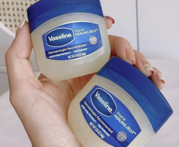 바세린을 목에 바르면 목주름을 없애는 데 효과가 있다는 전문의의 분석이 나왔다. 사진은 본 기사 내용과 무관함. [사진=House of Beauty Camberley]