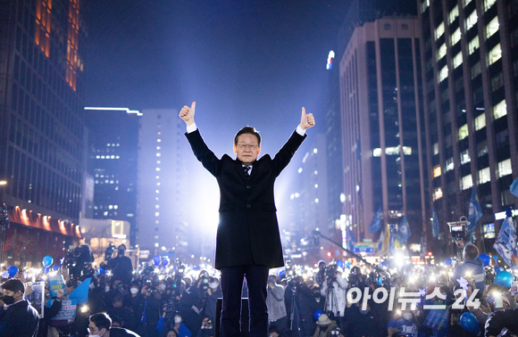 이재명 더불어민주당 대선후보가 8일 오후 서울 청계광장에서 열린 마지막 집중유세에서 지지자들에게 손을 들어 인사하고 있다. [사진=국회사진취재단]