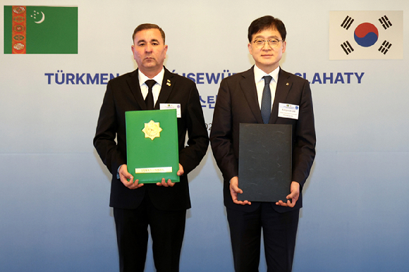 두르디 겐지예프(Durdy Genjiyev) 투르크메니스탄 수자원관리위원회 위원장(왼쪽)과 이강석 대우건설 대표가 MOU 후 기념촬영을 하고 있다 [사진=대우건설]