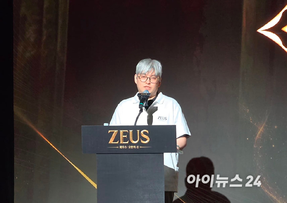 김정훈 컴투스 사업본부장이 '제우스: 오만의 신' 정식 출시일을 공개하고 있다. MMORPG 제우스: 오만의 신은 오는 26일 국내 정식 출시될 예정이다. [사진=곽민구 기자]