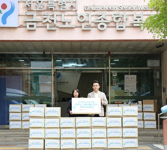 (좌측) 이지선 금천노인종합복지관 부장, 사단법인 좋은변화 권도혁 이사. [사진=컴투스]