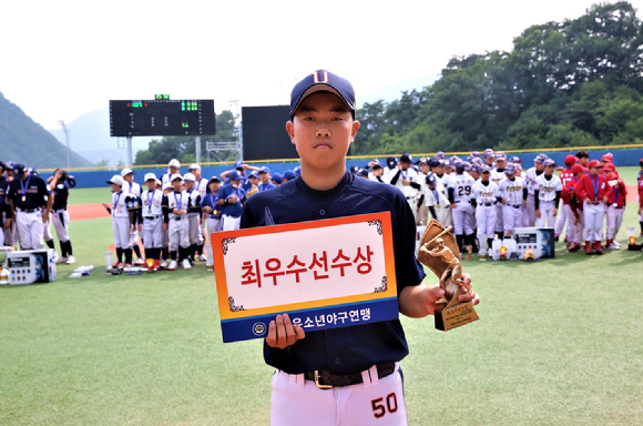 제2회 횡성군수배 전국유소년야구대회에서 최우수선수상(MVP)을 받은 신지호(경기 의정부시유소년야구단, 상명중1)가 시상식 도중 기념촬영하고 있다. [사진=대한유소년야구연맹]