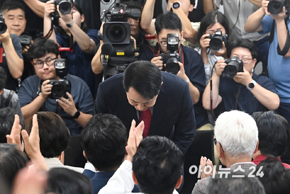 국민의힘 오세훈 서울시장 후보가 제9회 전국동시지방선거일 다음날인 4일 서울 종로구 대왕빌딩에 마련된 선거사무소에서 입장을 밝힌 뒤 지지자들에게 인사하고 있다. [사진=곽영래 기자]