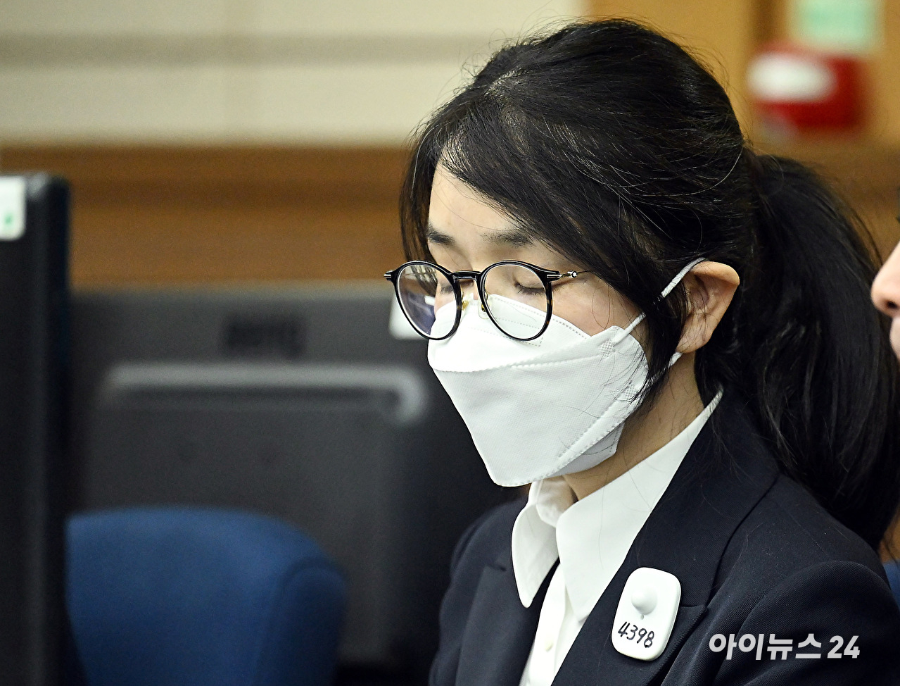 윤석열 전 대통령의 배우자 김건희 여사가 24일 서울 서초동 서울중앙지법에서 열린 김 여사의 특정범죄가중처벌법상 알선수재 및 자본시장법·정치자금법 위반 등 사건 첫 재판에 출석하고 있다. [사진=사진공동취재단]