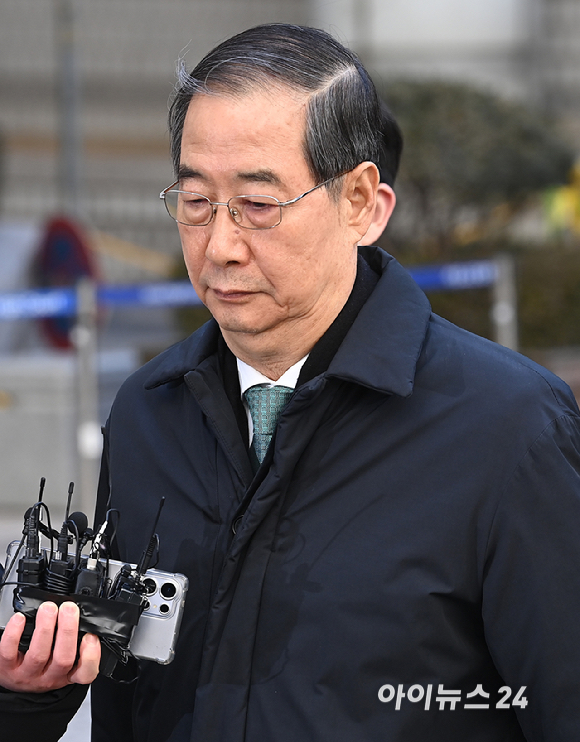 내란 우두머리 방조 혐의를 받는 한덕수 전 국무총리가 21일 서울중앙지법에서 열린 1심 선고 공판에 출석하고 있다. [사진=곽영래 기자]