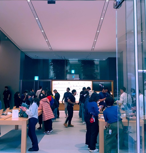  10월 13일 서울 중구 애플스토어 명동점에서 고객들이 '아이폰 15' 시리즈 제품을 살펴보고 있는 모습. [사진=권용삼 기자]