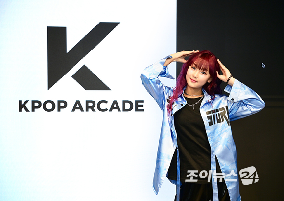 크리에이터 춤추는나율이 15일 서울 성수동 통일타워에 위치한 '케이팝 아케이드'(KPOP ARCADE)에 방문해 대표 프로그램 '비 더 아이돌'(Be The IDOL) 클래스 체험을 하고 있다. [사진=정소희 기자]