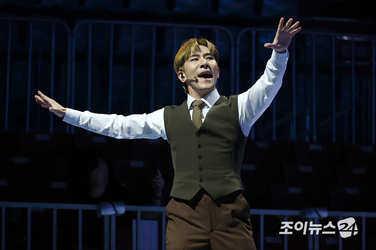 배우 신석수가 7일 오후 서울 양천구 목동종합운동장실내아이스링크에서 진행된 아이스쇼 '나 혼자만 레벨업 on ICE' 프레스콜에서 열연을 펼치고 있다. [사진=문수지 기자]