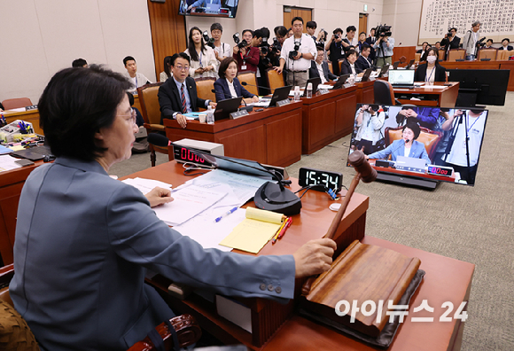 24일 서울 여의도 국회에서 열린 법제사법위원회 전체회의에서 국민의힘 나경원 의원이 발언을 요청하고 있다. [사진=연합뉴스]