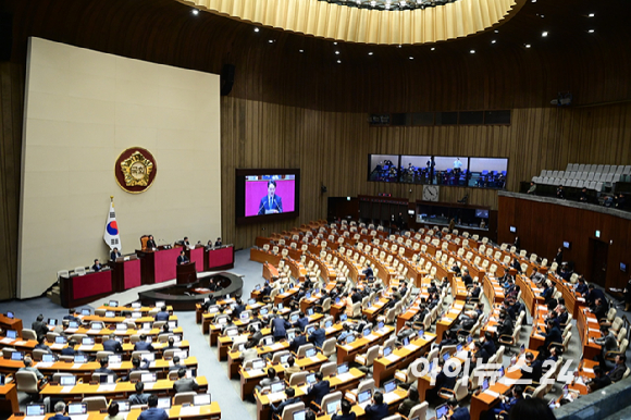 지난해 12월 28일 서울 여의도 국회에서 열린 본회의에서 화천대유 '50억 클럽' 뇌물 의혹 사건의 진상규명을 위한 특별검사의 임명 등에 관한 법률안 표결 전에 국민의힘 의원들이 퇴장하고 있다. [사진=정소희 기자]