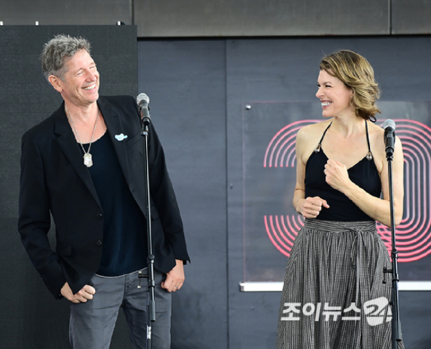 폴 핸더슨 감독과 배우 밀라 요보비치 부부가 19일 오후 부산광역시 해운대구 우동 영화의 전당에서 열린 제30회 부산국제영화제(BIFF) '프로텍터' 야외무대인사 행사에 참석하고 있다. [사진=정소희 기자]