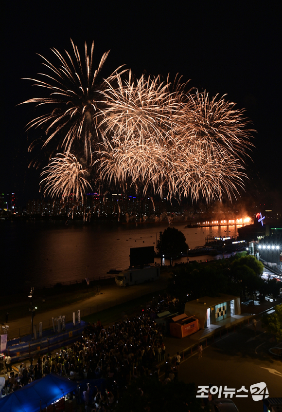 17일 서울 영등포구 여의도 한강공원에서 열린 방탄소년단 데뷔 10주년 FESTA @여의도(BTS 10th Anniversary FESTA @Yeouido)에 참석한 팬들이 'BTS 히스토리 월' 코너를 즐기고 있다. [사진=정소희 기자]
