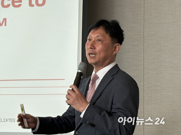 심영철 샌디스크코리아 본부장이 19일 서울 강남구 그랜드 인터컨티넨탈 서울 파르나스에서 열린 신제품 기자간담회에서 차세대 포터블 SSD와 내장 SSD 브랜드 &lsquo;옵티머스&rsquo; 라인업을 소개하고 있다. [사진=권서아 기자]