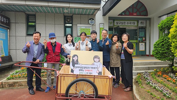 청주여자상업고등학교 목공 창업동아리 ‘아랫木’ 회원들이 29일 직접 만든 사랑의 손수레를 청주시 서원구 수곡1동 행정복지센터에 기증했다. [사진=충북교육청]