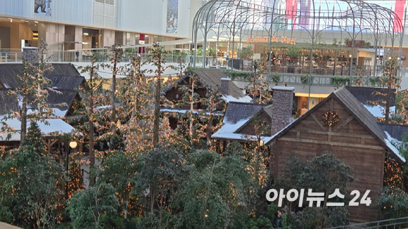 3일 현대백화점 더현대 서울 5층 사운즈 포레스트에 조성된 '포장 공방'. 이번 크리스마스 연출은 대표 캐릭터 '해리'가 아이들에게 편지와 선물을 손수 준비하는 과정을 담아냈다. [사진=진광찬 기자]