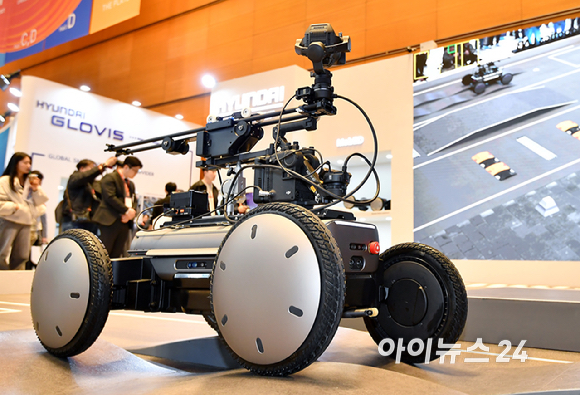 4일 오전 서울 강남구 코엑스에서 열린 2026 스마트공장&middot;자동화산업전(AW2026)에서 현대자동차그룹 로보틱스랩의 모베드(MobED)의 시연이 진행되고 있다. [사진=곽영래 기자]