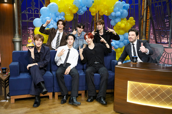 라이즈 브라질 TV 토크쇼 '더 노이치' 현장 이미지 [사진=he Noite com Danilo Gentili]