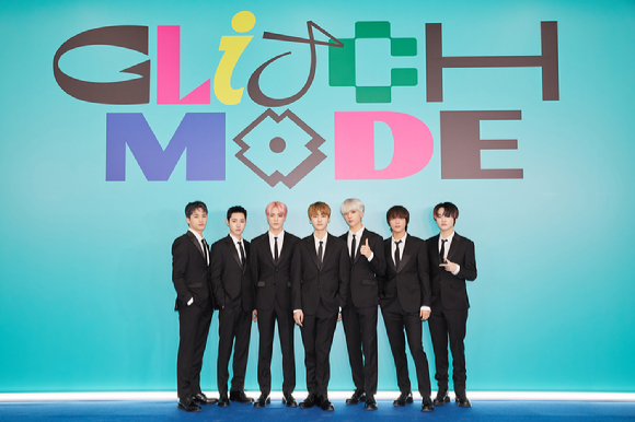 그룹 NCT DREAM이 28일 정규 2집 'Glitch Mode'(글리치 모드) 발매 기념 온라인 기자간담회에서 포즈를 취하고 있다. [사진=SM엔터테인먼트]