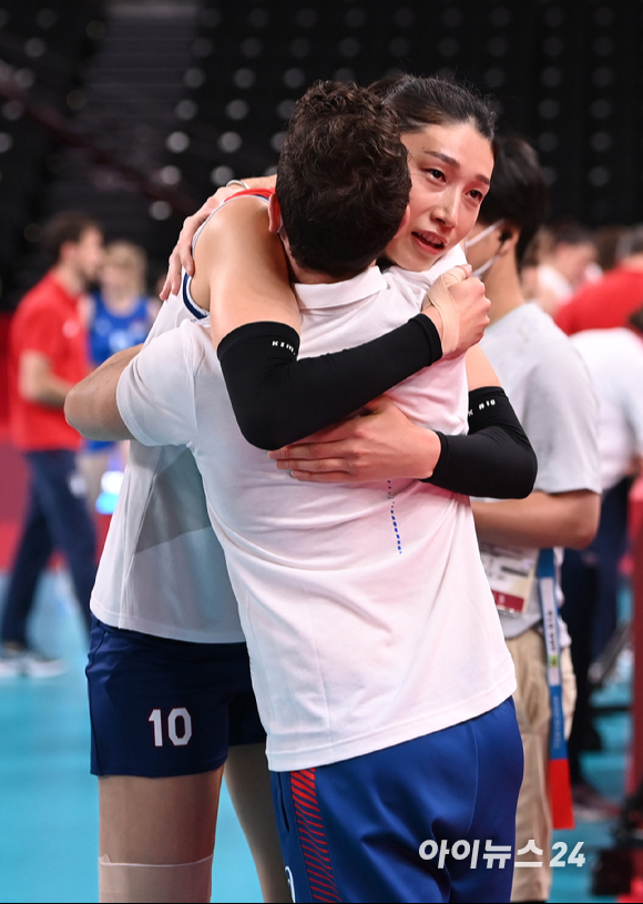 8일 오전 일본 도쿄 아리아케 아레나에서 '2020 도쿄올림픽' 여자 배구 동메달 결정전 대한민국과 세르비아의 경기가 펼쳐졌다. 한국 김연경이 세트스코어 0-3으로 패배한 후 코칭스태프와 포옹을 하고 있다.