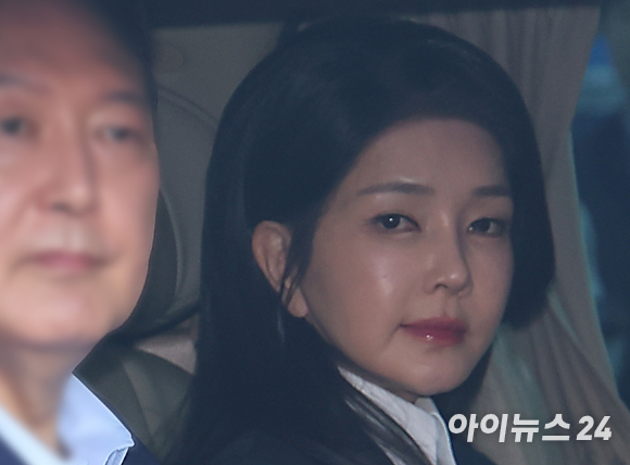 지난 4월 11일 윤석열 전 대통령과 아내 김건희 여사가 탄 차량이 서울 용산구 한남동 대통령 관저에서 서초동 아크로비스타 사저로 이동하고 있다. [사진=정소희 기자]