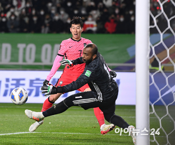 2022 카타르 월드컵 최종예선전 대한민국 대 아랍에리미트의 경기가 11일 오후 경기도 고양종합운동장에서 펼쳐졌다. 후반 손흥민이 골 찬스를 놓치고 있다. [사진=정소희 기자]