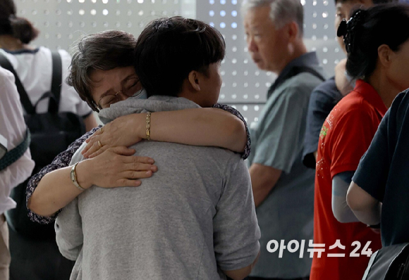 미국 조지아주 현대차그룹-LG에너지솔루션 배터리 합작 공장 건설 현장에서 구금됐다가 석방된 한국인 노동자들이 12일 오후 인천국제공항을 통해 귀국해 가족들과 인사를 나누고 있다. [사진=정소희 기자]