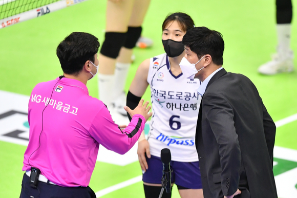 지난 1일 수원체육관에서 열린 현대건설과 한국도로공사와의 경기 5세트 초반 강주희 심판이 판정을 번복하는 모습 [사진=한국배구연맹(KOVO)]
