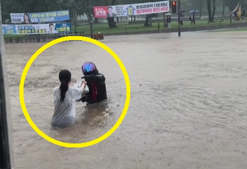 지난 7월 폭우가 내린 당시 허리까지 오는 물을 건너 배달을 한 기사의 영상이 화제다. [사진=인스타그램 캡처]