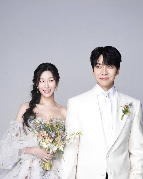 가수 겸 배우 이승기가 장인의 기소 사실을 알리면서 처가와 인연을 끊겠다고 밝혔다. 사진은 이승기가 지난해 11월 12일 오전 서울 광진구 롯데시네마 건대입구에서 열린 영화 '대가족'(감독 양우석) 제작보고회에 참석한 모습. [사진=정소희 기자]
