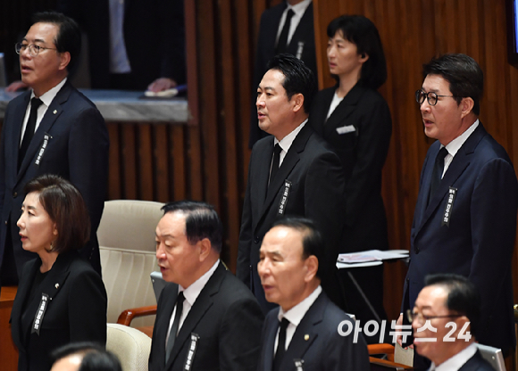 1일 오후 서울 여의도 국회에서 열린 제429회 국회(정기회) 개회식에서 국민의례를 하고 있다. 국민의힘 의원들의 검은 옷과 더불어민주당 의원 등의 한복이 대비되고 있다. [사진=곽영래 기자]