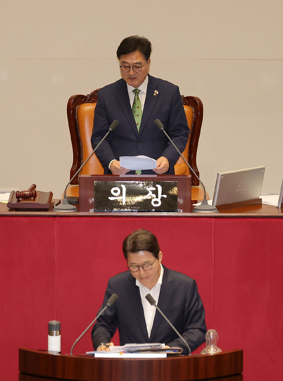 우원식 국회의장이 4일 국회 본회의에서 국민의힘 신동욱 의원의 방송법 일부개정법률안 관련 무제한 토론 도중 민주당이 제출한 토론 종결 동의의 건과 관련해 발언하고 있다. [사진=연합뉴스]