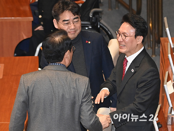 김민석 국무총리가 4일 국회 본회의에서 국민의힘 의원들과 대화를 하고 있다. [사진=곽영래 기자]