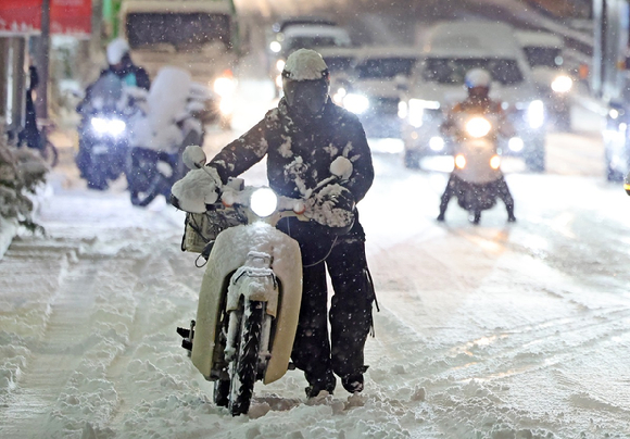 강추위 속 서울 종로구 광화문 세종대로사거리에서 출근길 시민들이 발걸음을 옮기고 있다. [사진=연합뉴스]
