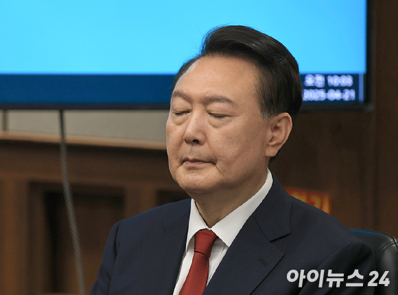 윤석열 전 대통령이 지난달 21일 서울 서초동 서울중앙지법에서 열린 내란 우두머리 혐의 형사재판 2번째 공판에 출석하고 있다. [사진=사진공동취재단]