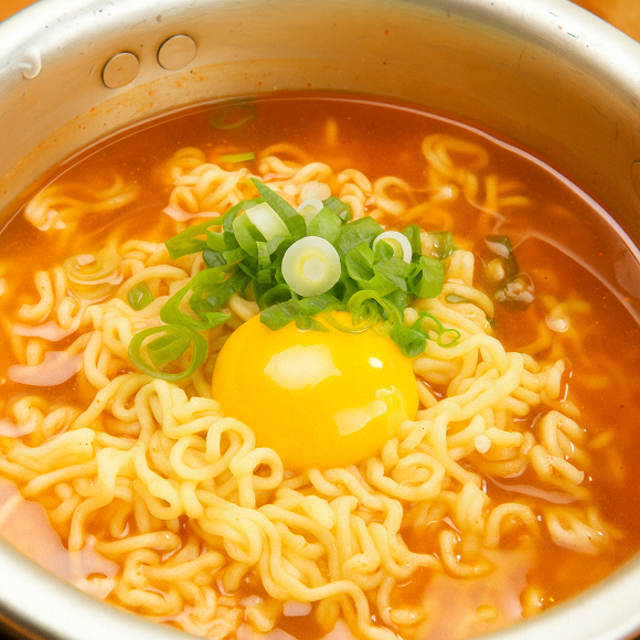 라면을 끓일 때 몇 가지 방법으로 건강하게 먹을 수 있다는 전문가의 의견이 공개됐다. 사진은 AI로 생성한 이미지로, 라면이다. [사진=챗GPT]