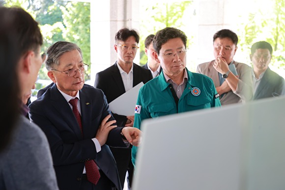 이상일 용인특례시장이 지난 24일 언남지구 사업 대상지인 옛 경찰대 현장을 방문해 이한준 LH사장과 현장을 점검하고 의견을 나눴다. [사진=용인특례시]