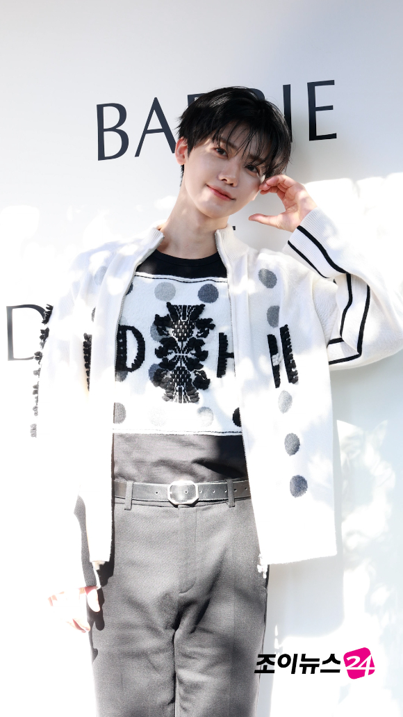 그룹 NCT 재민이 27일 오전 서울 강남구 논현동 리나갤러리에서 진행된 럭셔리 캐시미어 브랜드 배리 데미안 허스트 캡슐 컬렉션 출시 기념 행사에 참석해 포즈를 취하고 있다. [사진=문수지 기자]
